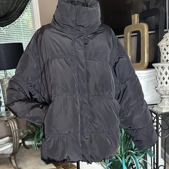 ❄️❄️❄️ H&M Black Puffer Jacket - Picture 3 of 6